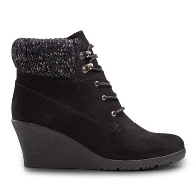 Black cosy and casual wedge boots